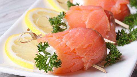 DHA (um ácido gordo ómega 3): rolos de salmão 