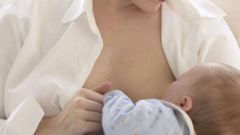 Como saber se o seu bebé que está a ser amamentado ingere leite em quantidade suficiente