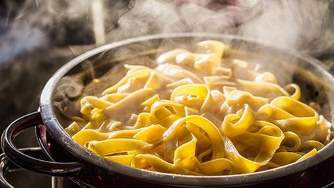 Hidratos de carbono: Fettuccini com feijão branco, rúcula e cenoura (prato sem carne) 