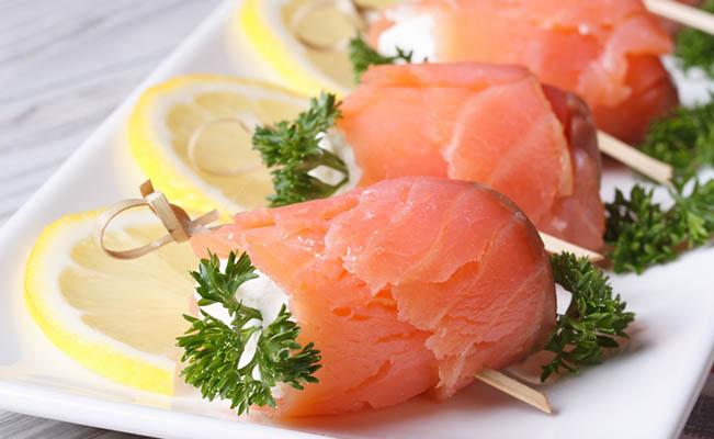 DHA (um ácido gordo ómega 3): rolos de salmão 
